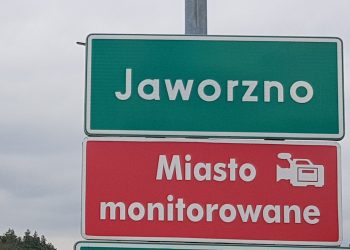 Zielona tabliczka z napisem Jaworzno oraz czerwona z napisem miasto monitorowane