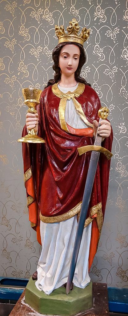 Figura Św. Barbary w koronie z kielichem i mieczem w czerwonych szatach