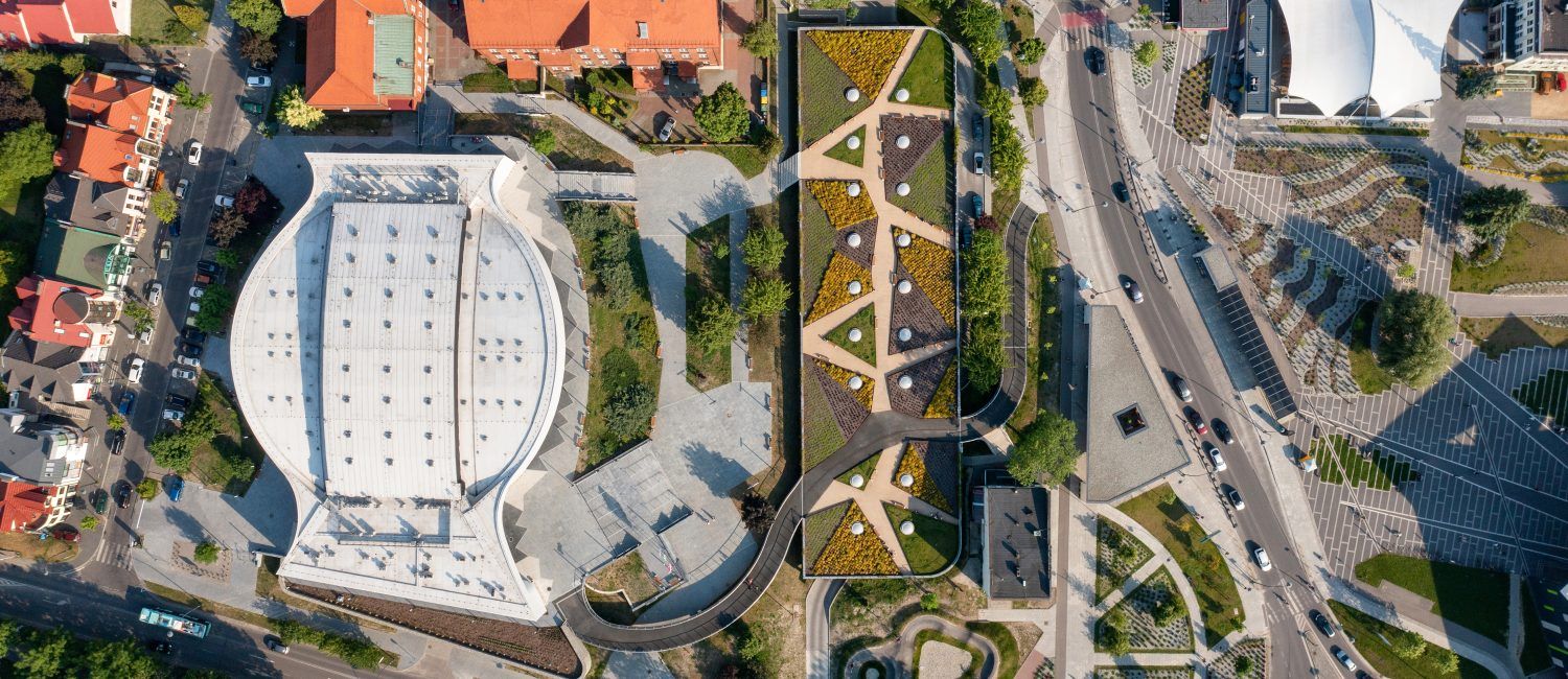 Widok z góry na Halę Widowiskowo - Sportową i Miejskie Centrum Integracji Transportu