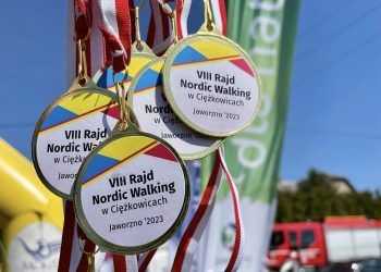 Medale dla uczestików rajdu nordic walking
