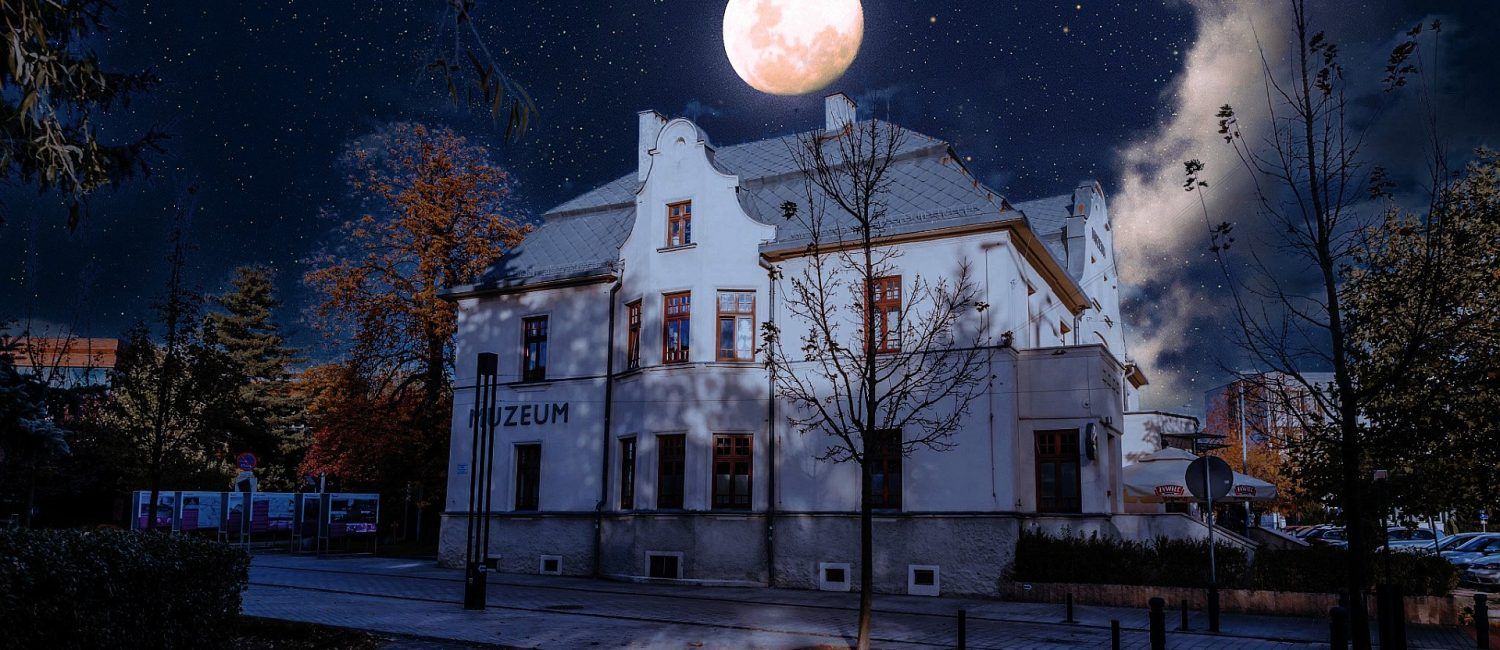 Budynek muzeum w nocy