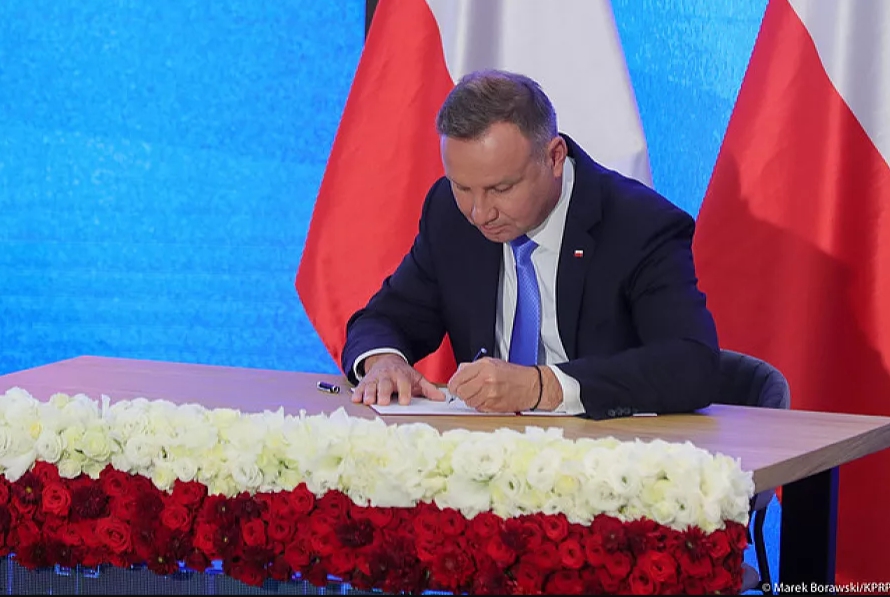 Prezydent Andrzej Duda podpisuje ustawę
