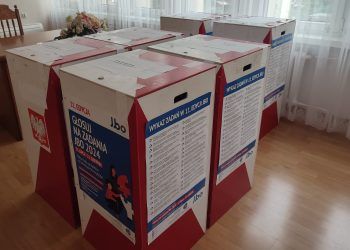 Urny z głosami do Jaworznickiego Budżetu Obywatelskiego 2024 ustawione w jednym z pomieszczeń urzędu.