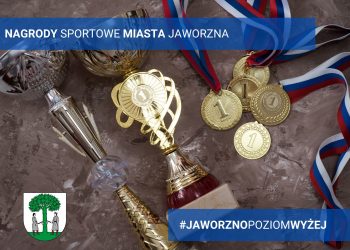 Zdjęcie medali oraz pucharów z herbem miasta, i paskami z napisem: Nagrody Sportowe Miasta Jaworzna i Jaworzno Bez Przerwy