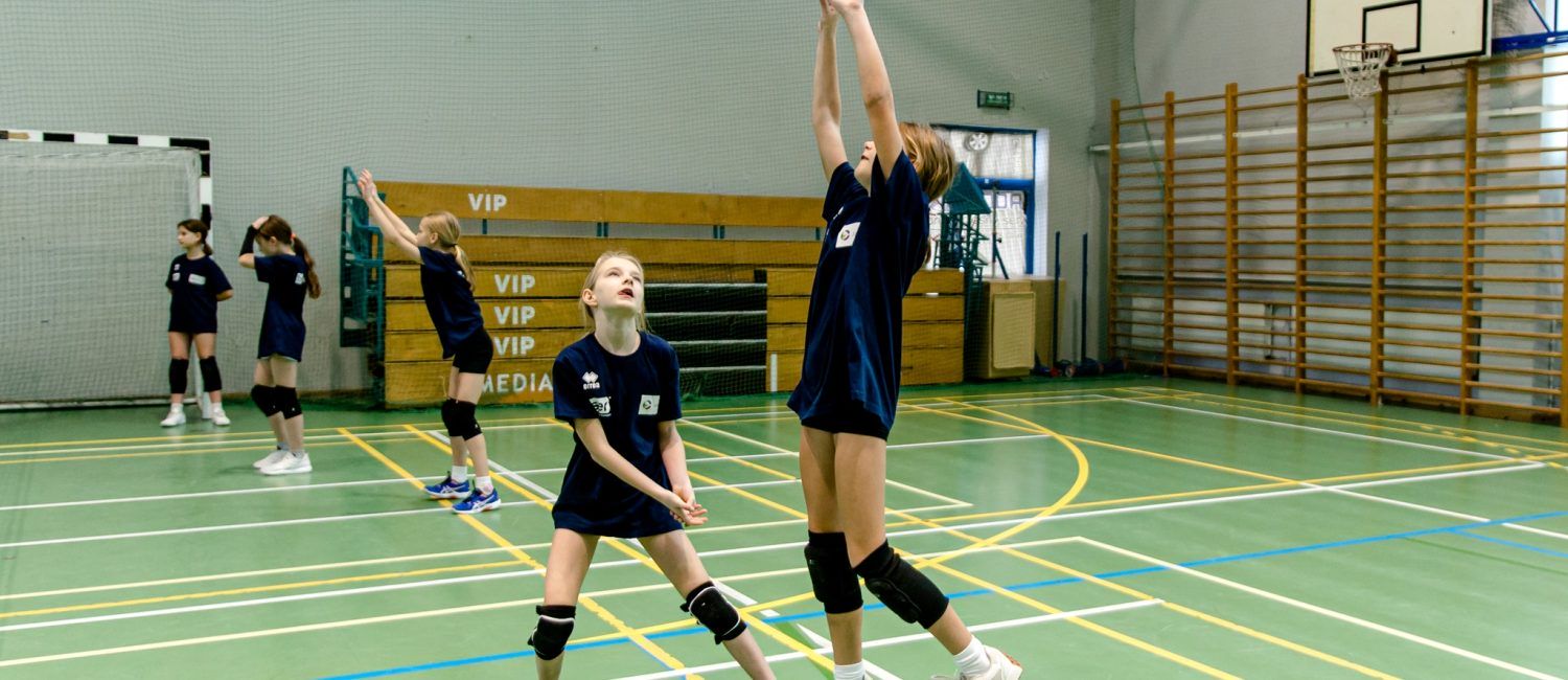 Dziewczynki grające w siatkówkę