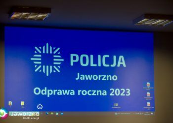 Ekran z wyświetlonym slajdem z napisem "Policja Jaworzno Odprawa roczna 2023"